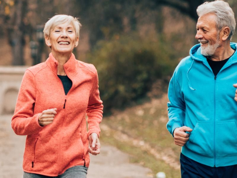 Fedezd fel, hogyan segíthet a CBD az idősebb felnőtteknek az egészségük és életminőségük javításában. Ismerd meg, hogyan kezelheti a CBD az időskori szorongást, enyhítheti a neurodegeneratív betegségek tüneteit, javíthatja az alvás minőségét és megőrizheti a csontok egészségét. Olvass tovább az idősebb felnőttek és a CBD kapcsolatáról, és kérdezz tőlünk, ha további kérdéseid vannak.