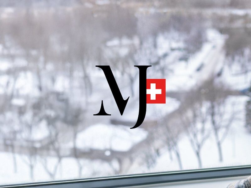 CBD olaj szorongás ellen - Marry Jane termék és egy szorongó nő az ablaknál